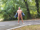 nudiste33 nu au bord de la route