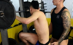 Latinos Xeus Rodriguez and Maxiniliano anal breed in gym